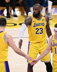 湖人自媒体预计新赛季首发：东契奇 里夫斯 詹姆斯 八村塁 艾顿